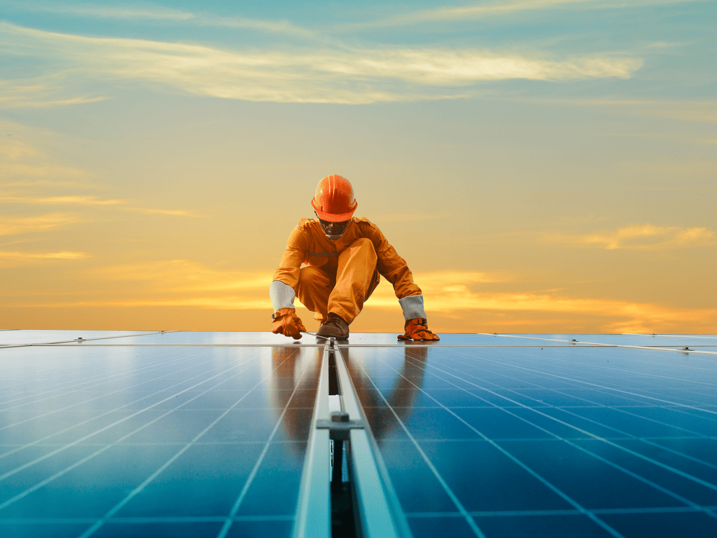 imgi 3 covek montira solarne panele na krovu