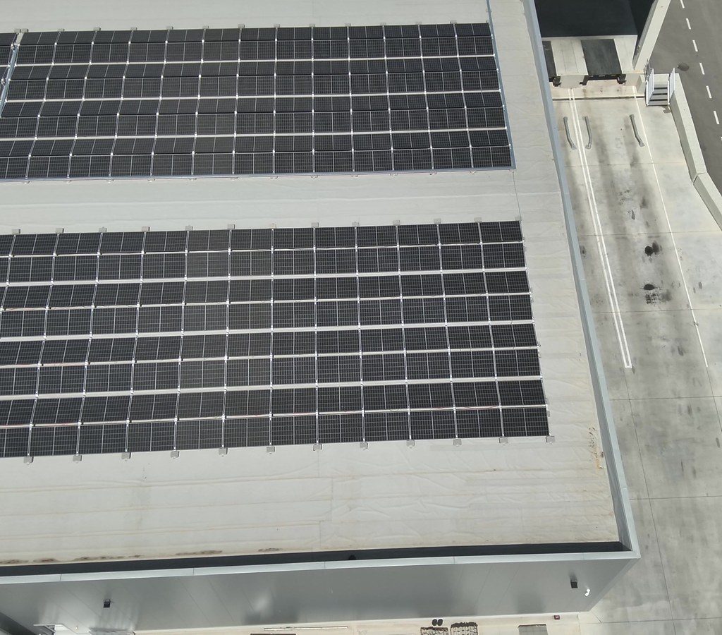 Krovna solarna elektrana Agro Đole Vinorača — dron fotografija