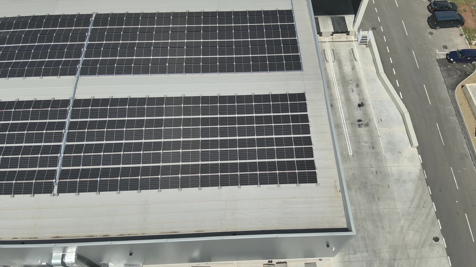Krovna solarna elektrana Agro Đole Vinorača — dron fotografija