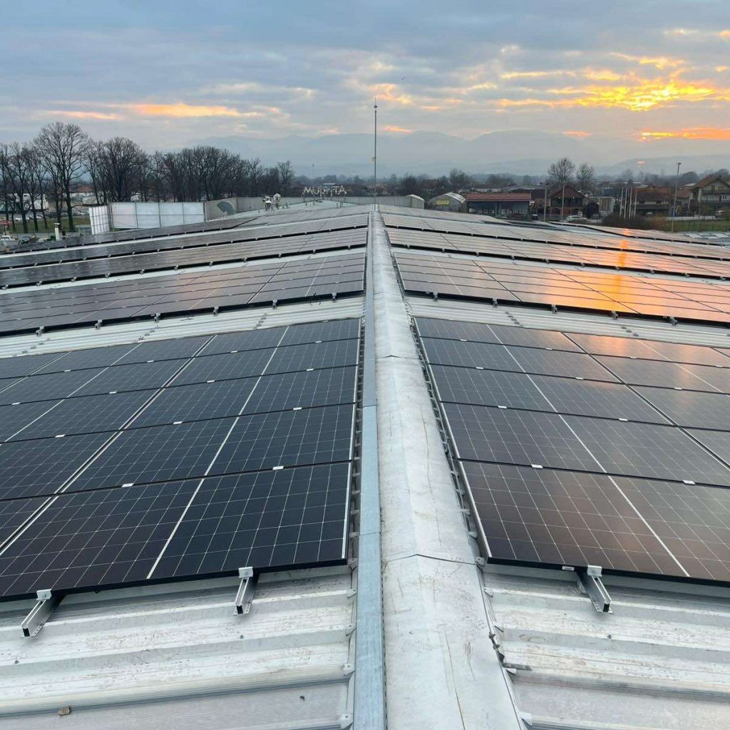 Solarna elektrana Attrium Čačak 422 kWp — završeni paneli na krovu