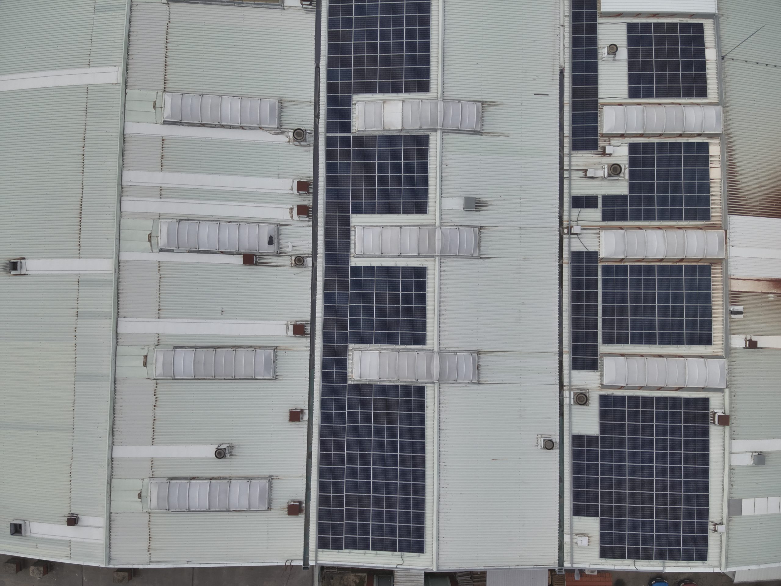 Solarna elektrana Belanova Vladičin Han 250 kWp — panoramski pogled na završenu krovnu instalaciju