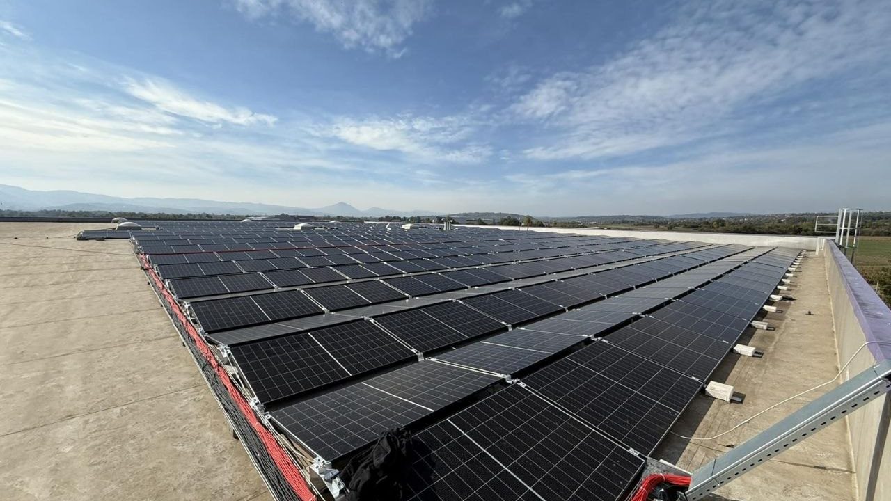 Krovna solarna elektrana 550 kWp — Camelia L.P.B Čačak