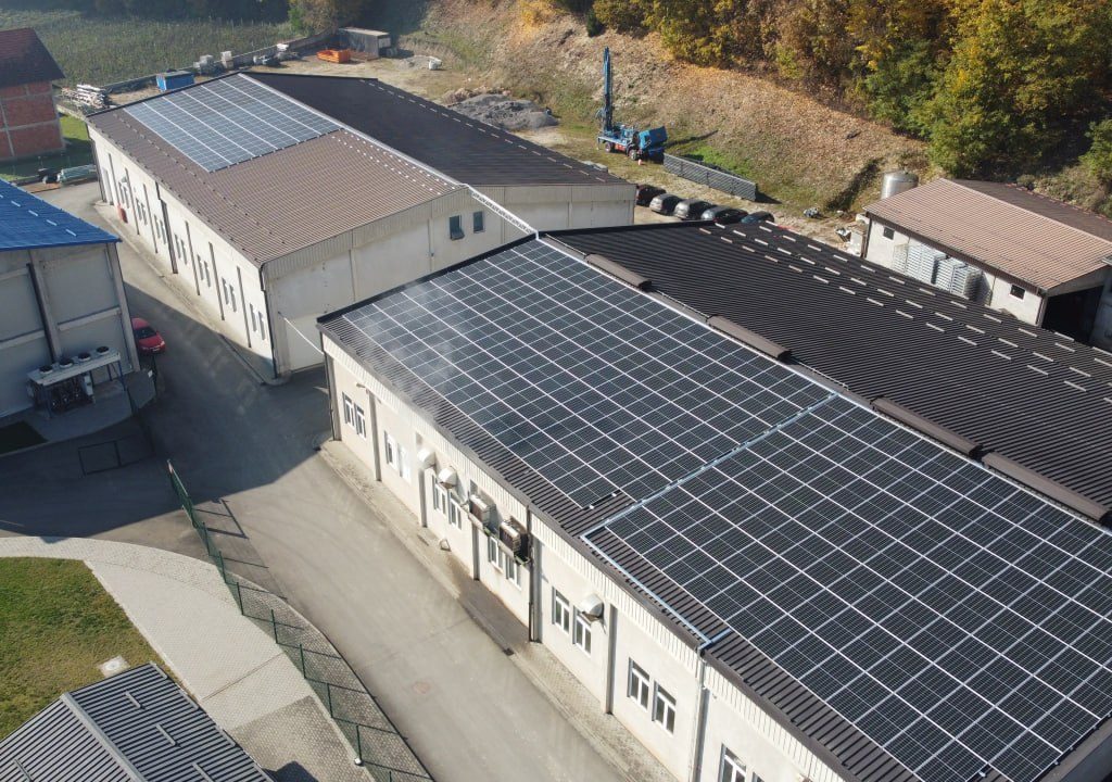 Solarna elektrana Izbor Arilje 490 kWp — pogled iz vazduha na prošireni sistem