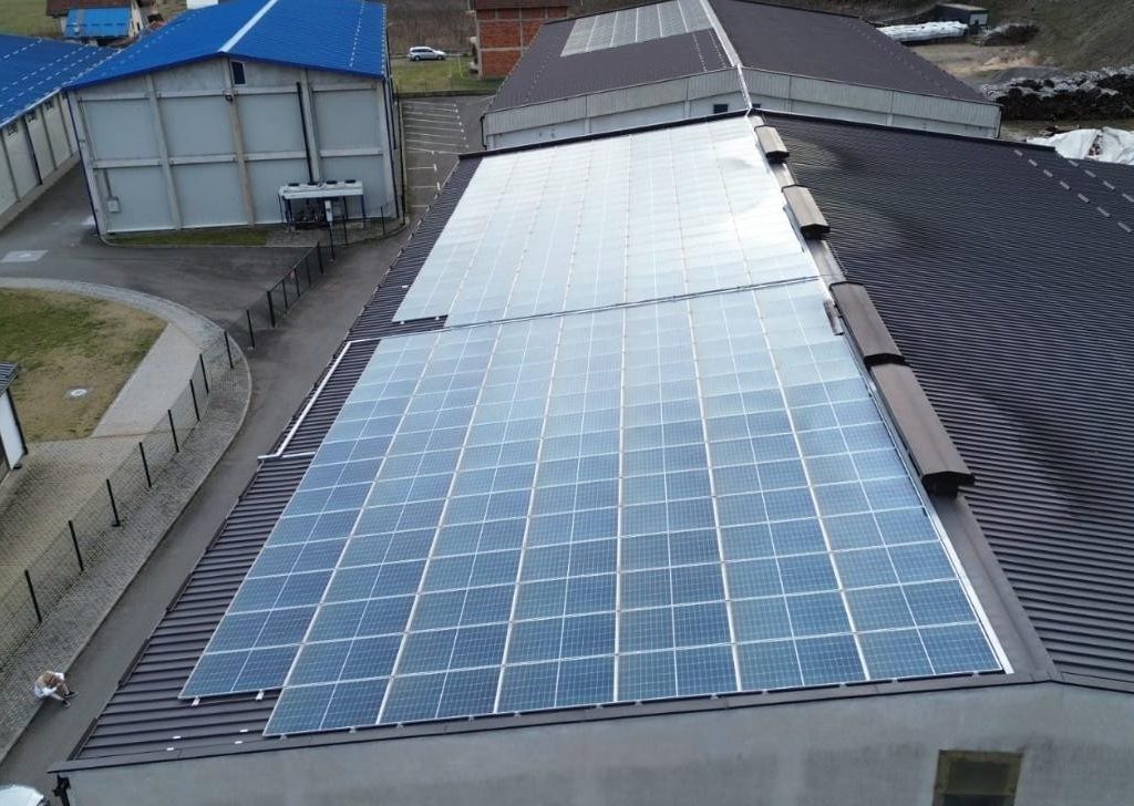Solarna elektrana Izbor Arilje 490 kWp — završeni paneli na poslovnom objektu