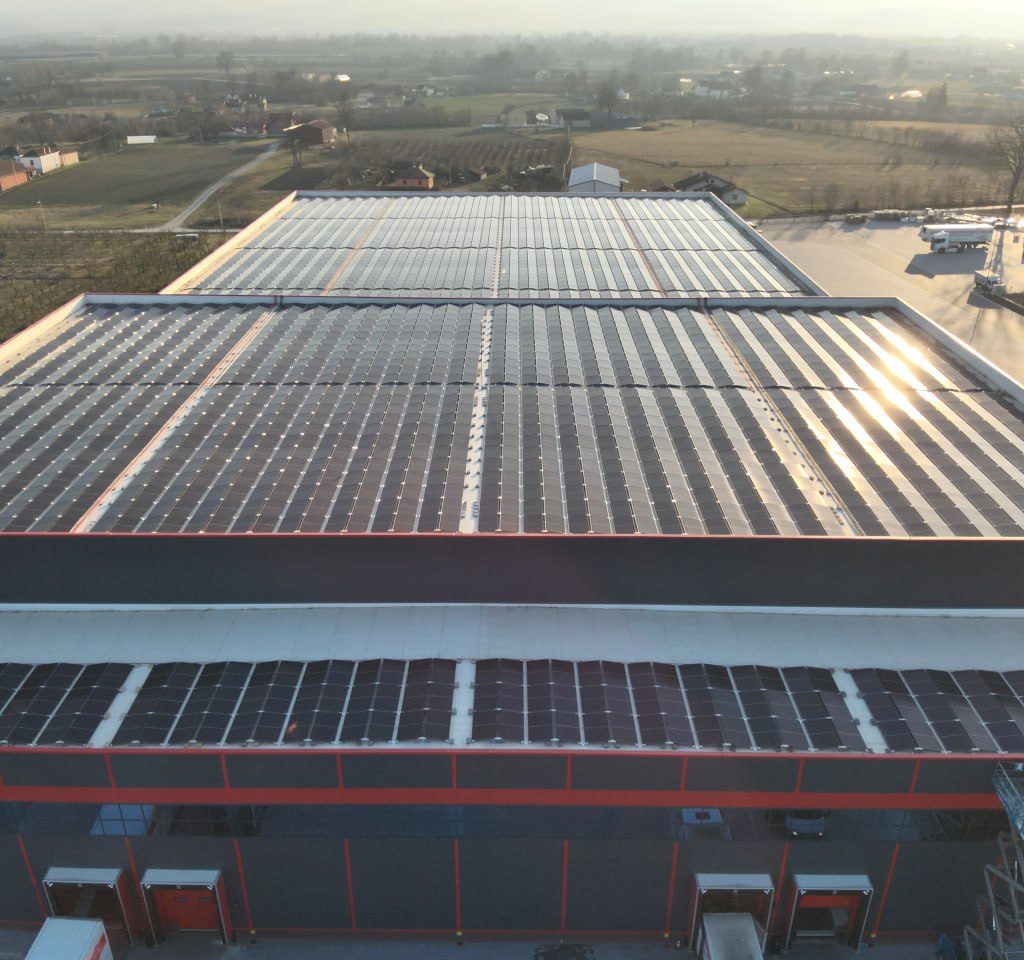 Krovna solarna elektrana 2200 kWp MOKA Čačak — raspored solarnih panela