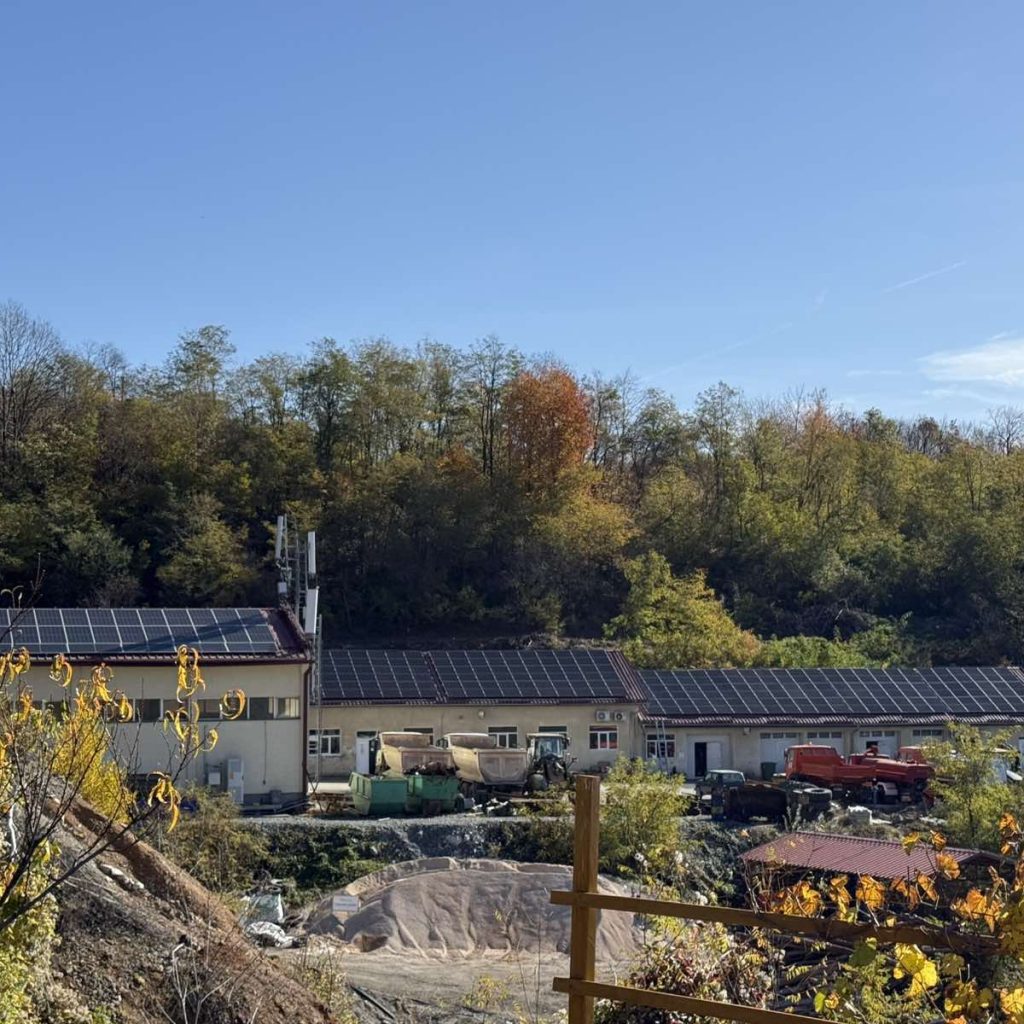 Solarna elektrana Rudnik JAMA 266 kWp — pogled na industrijski objekat i panele