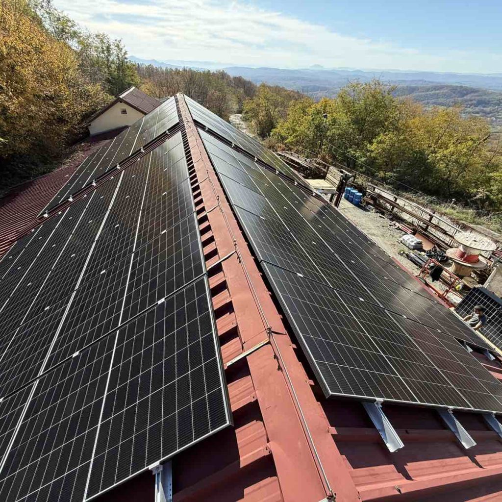 Solarna elektrana Rudnik JAMA 266 kWp — završeni paneli na krovu