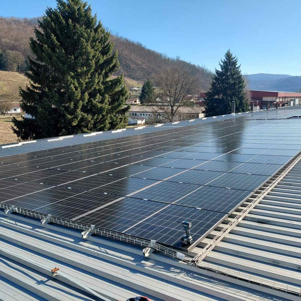 Solarna elektrana Soko Štark u Ljuboviji 180 kWp — završeni solarni paneli na krovu