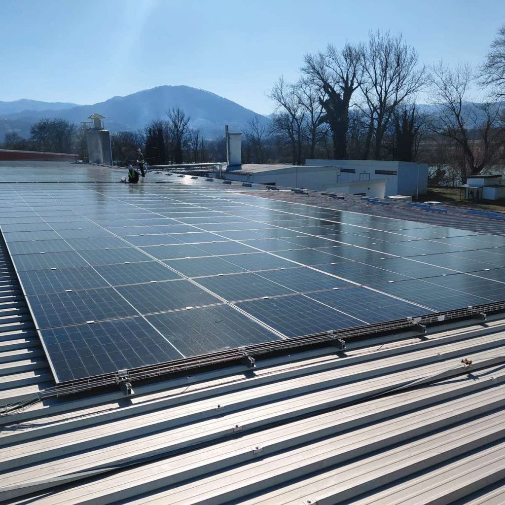 Solarna elektrana Soko Štark 180 kWp — pogled na krovnu instalaciju u Ljuboviji